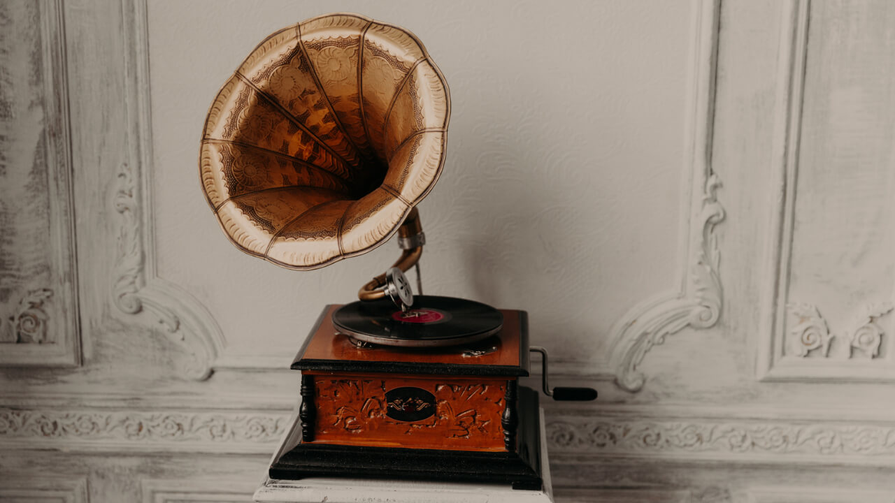 Vieux tourne-disque contre un mur de bois ancien. Gramophone antique avec plaque rétro produit des sons agréables ou de la musique. Système stéréo. Concept de révolution et de technologie sonore